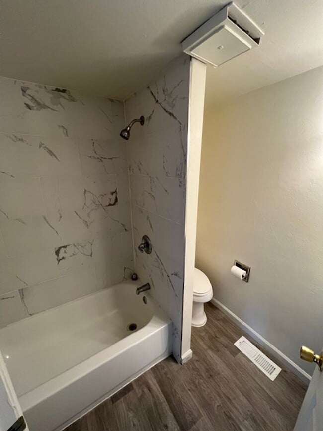 Building Photo - 2 Bedroom 1 Bath with W/D Hook Ups!