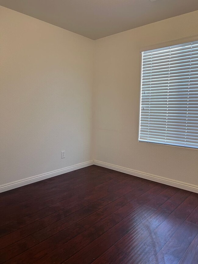 Building Photo - MOVE IN TODAY! 3 bed 2.5 bath home in the ...