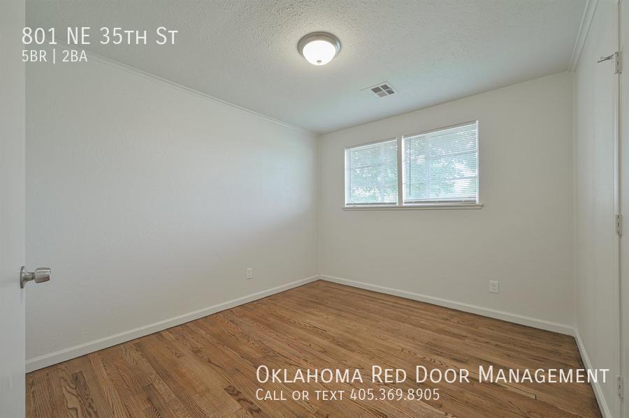 Building Photo - 801 NE 35th St