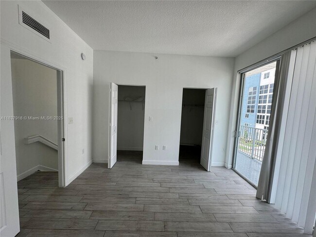 Building Photo - 2146 Van Buren St