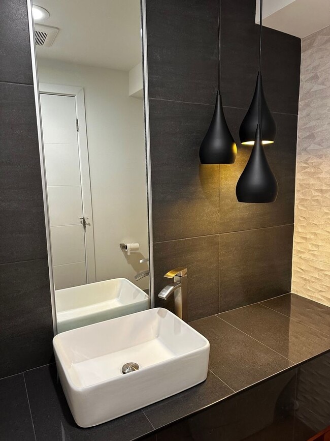 Building Photo - 6 BR / 4 BA – 4,100 SQ FT with Patio, Full Outdoor Grill, and Hot Tub