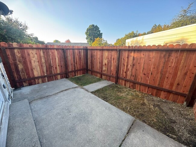 Building Photo - Upgraded Corner Townhouse - 2 bed/1.5 bath