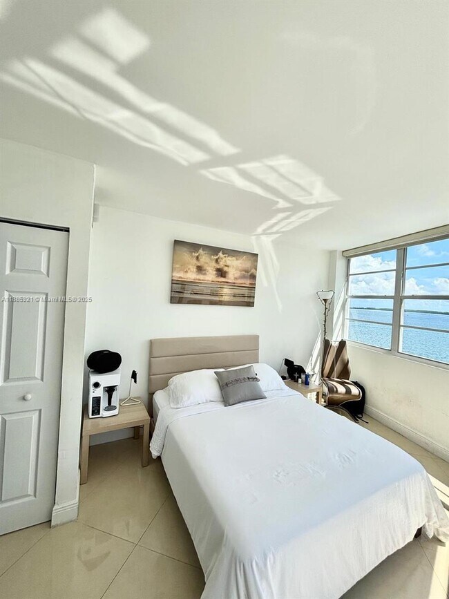 Building Photo - 801 Brickell Bay Dr