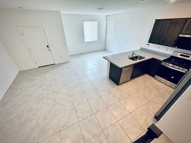 Building Photo - AMAZING, CORNER LOT, UPGRADED TOWNHOME IN "HENDERSON!!"  NEXT DOOR TO COMMUNITY DOG PARK!!