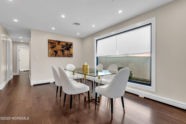 Building Photo - 320 Silver Lagoon Dr