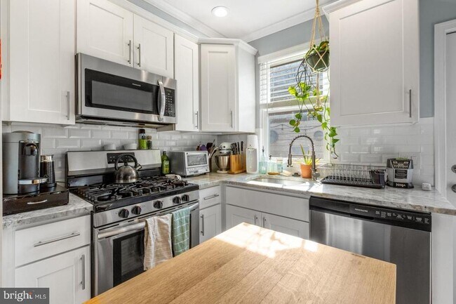 Building Photo - 2531 Collins St