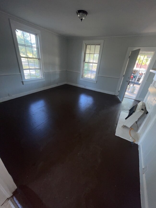 Building Photo - 2 Bedroom 1 Bathroom