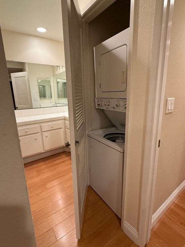 Building Photo - 1 Bed / 1 Bath Gem