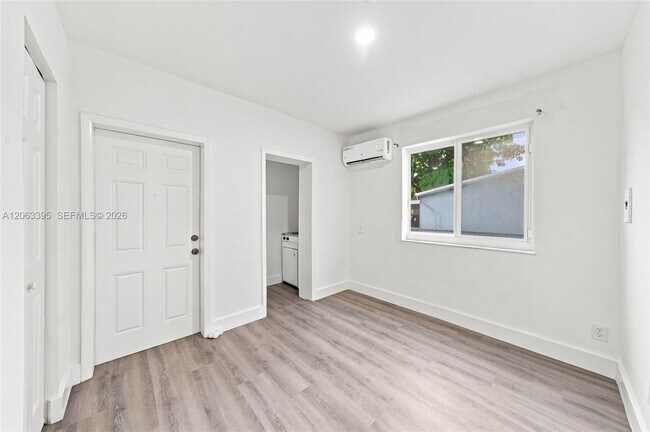 Building Photo - 128 NW 9th Ave
