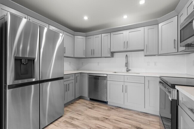 Building Photo - 245 E Main St