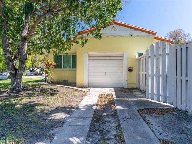 Building Photo - 630 SW 25th Rd