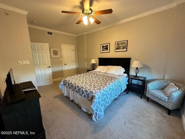 Building Photo - 110 S Serenata Dr