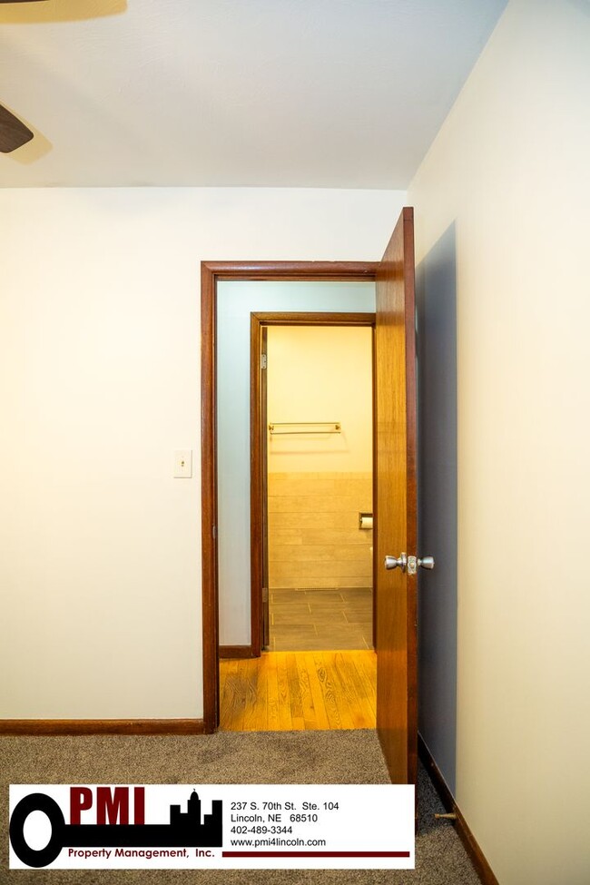 Building Photo - 3 Bedroom and 1.5 bathroom House for rent