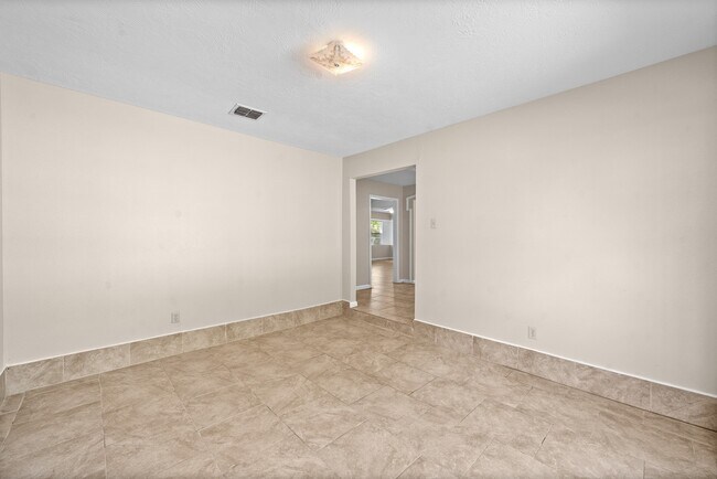 Building Photo - 11111 Longcommon Dr