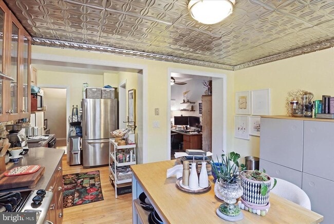 Building Photo - 123 E Linden St