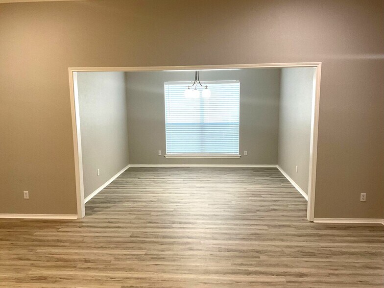 Building Photo - 708 Ridgehill Dr