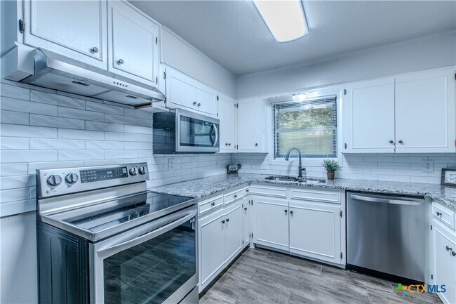 Building Photo - 213 E Upshaw Ave