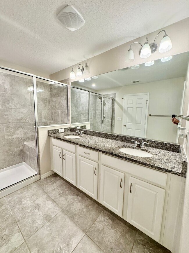 Building Photo - FOR RENT - Beautiful end unit townhouse in Clermont - Waterbrooke