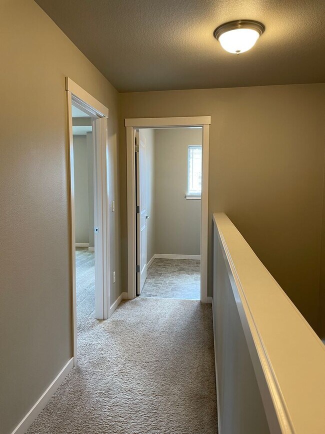 Building Photo - $1275 OFF FIRST MONTHS RENT Gorgeous 3 Bed...