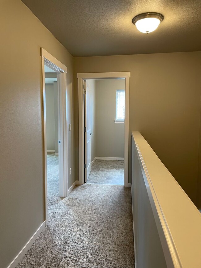 Building Photo - Goregous 3 Bedroom Home Ready for Hot Summ...