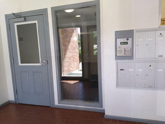 Building Photo - Awesome 2 Bedroom 2 Bath Condo w/ Garage P...