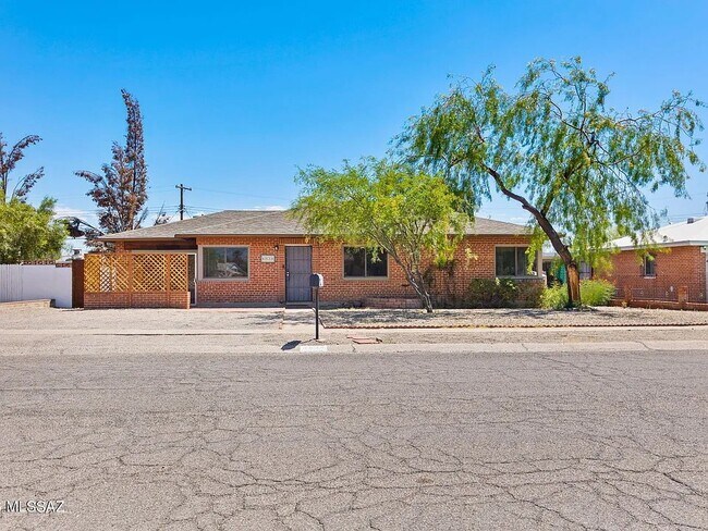 Building Photo - 4834 E Cecelia St