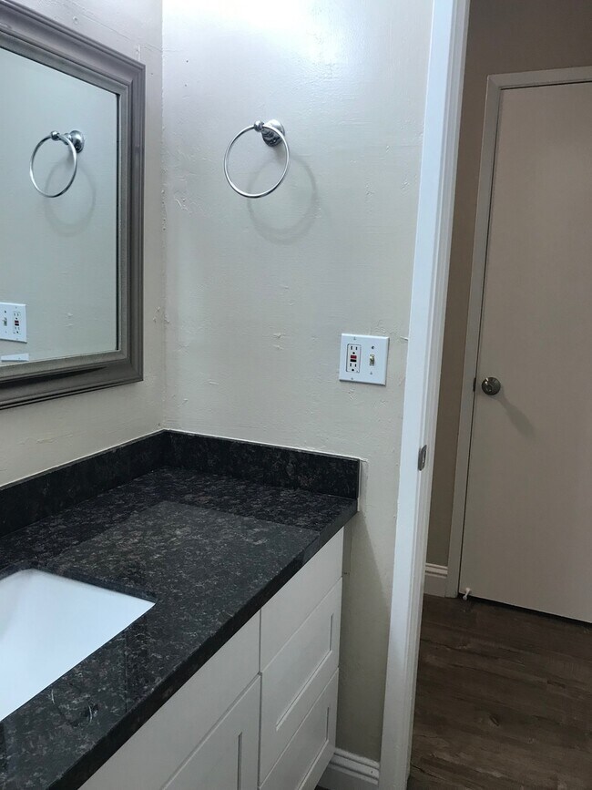 Building Photo - Make This Condo A Place You Can Call Home!!
