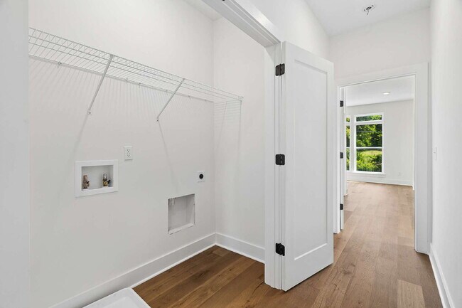 Building Photo - "Chic Nashville Townhouse: 3 Beds, 3 Baths, with Granite Elegance & Cozy Fireplace!"