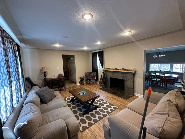 Building Photo - Fantastic Home in City Park North - Has it...
