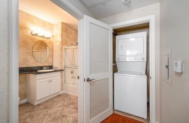 Building Photo - $2,950 - 1 Bed / 1 Bath Bottom Floor Beautiful Condo at Regents La Jolla