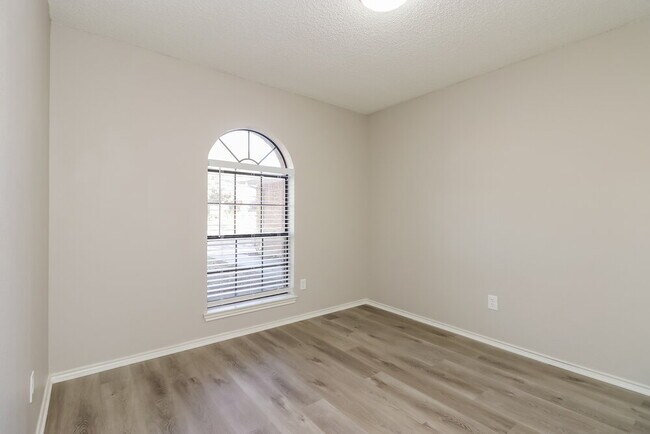 Building Photo - 6216 N Park Dr