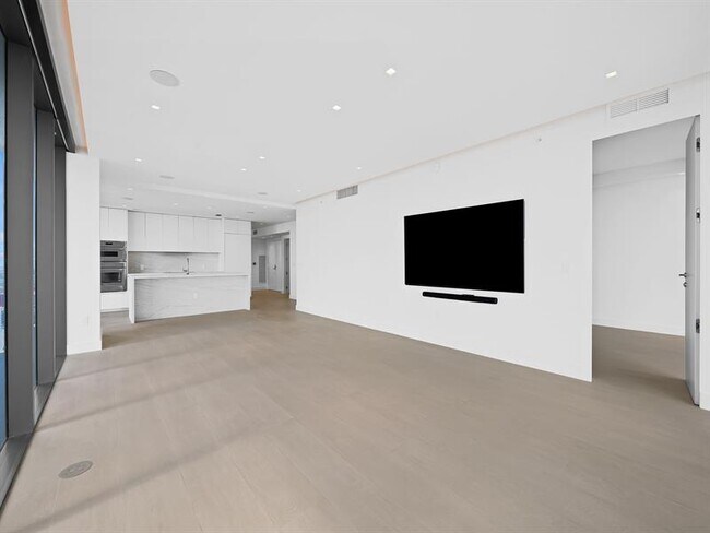 Building Photo - 700 NE 24th St