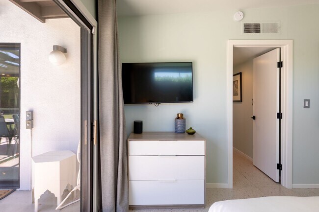Building Photo - Luxury Mid Century Oasis in Palm Springs