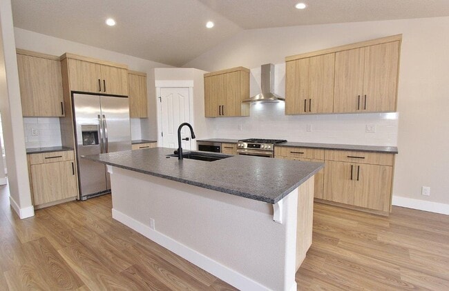 Building Photo - Immaculate Single-Level Home