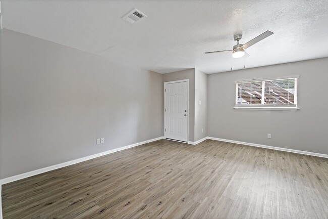 Building Photo - Available Now! 2/1 Downstairs Unit