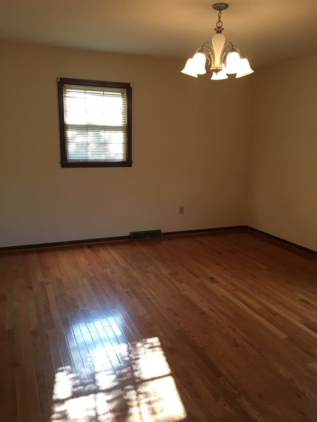 Building Photo - Spacious 3 Bedroom 2.5 Bath home located i...