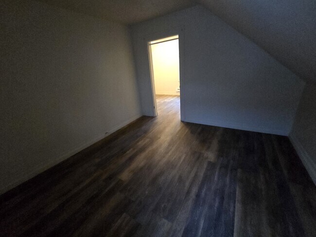 Building Photo - 804 E Division St