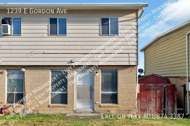 Building Photo - Cozy 2 Bed, 1 Bath Pet-Friendly Home with ...