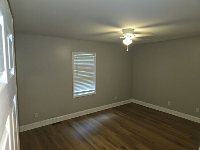 Building Photo - Charming 2-bedroom, 1-bath duplex unit