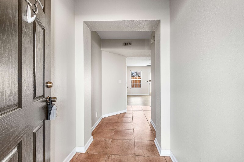 Building Photo - 423 Shoshone Pl