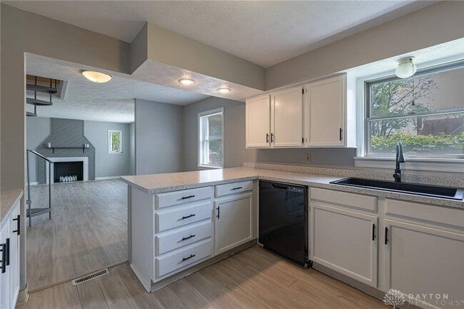Building Photo - 521 Oakview Dr