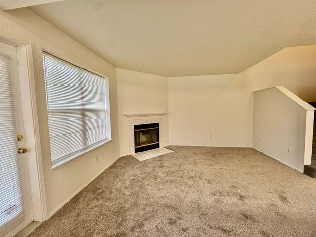 Building Photo - Beautifully Remodeled, Easy Living Townhome. Location, Location!
