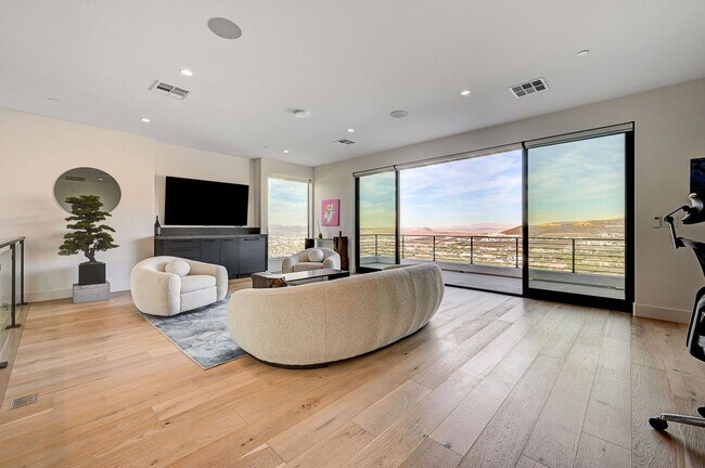 Building Photo - Amazing Golf Course and Las Vegas Valley V...