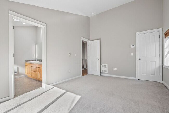 Building Photo - Immaculate Urban Townhome in Famed Alaska ...