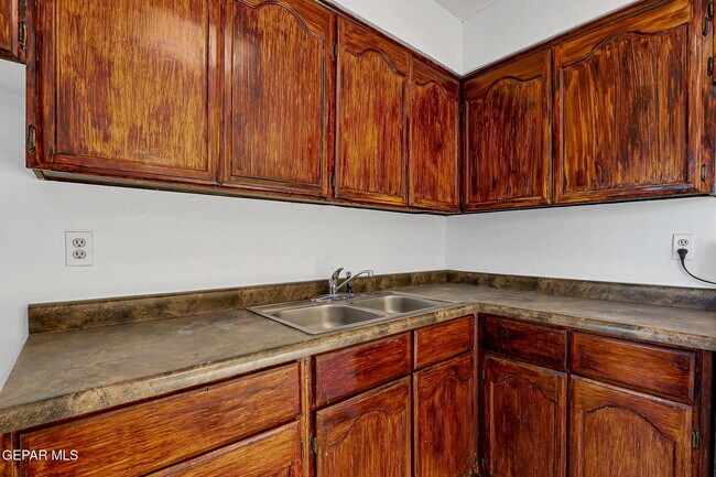 Building Photo - 10068 Oakwood Dr