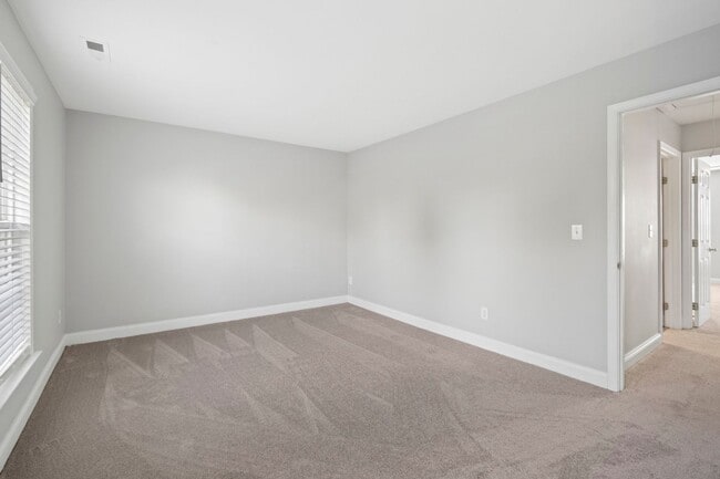 Building Photo - Newly remodeled townhome