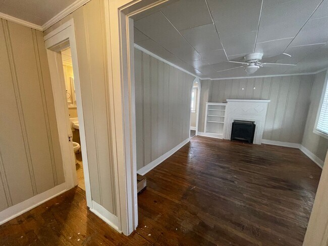 Building Photo - Simply the BEST! Adorable 1 Bedroom/1 Bath...