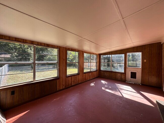 Building Photo - 697 Green St