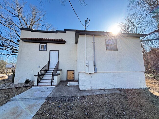 Building Photo - 1504 W 22nd St