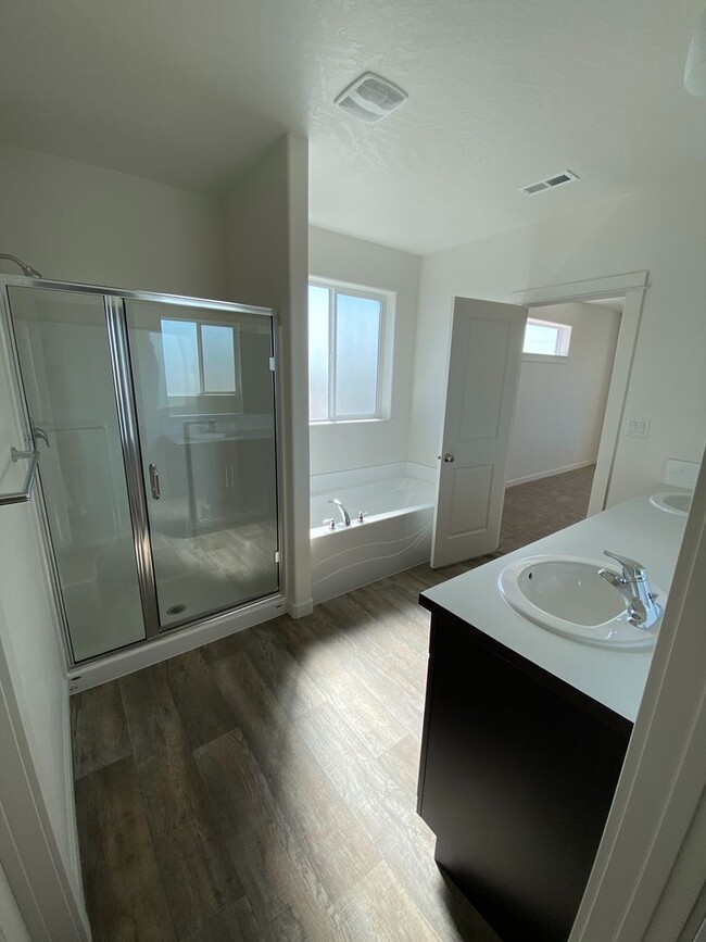 Building Photo - SINGLE FAMILY RANCHER ON ARROW LEAF (APP#146)